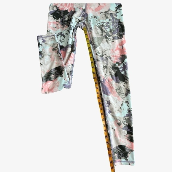 FABLETICS POWERHOLD MID-RISE CAPRI LEGGINGS & FABLETICS POWERHOLD MID-RISE CAPRI - Picture 11 of 11